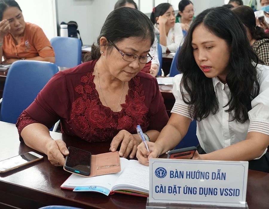 市社保干部指引民众安装和使用VssID应用程式。