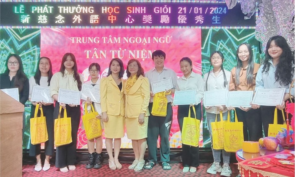 陆燕湄董事长及卢佩攸校长颁发证书给学生。