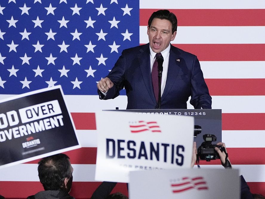 德桑蒂斯宣布退选，转为支持特朗普参选。（图：AP）