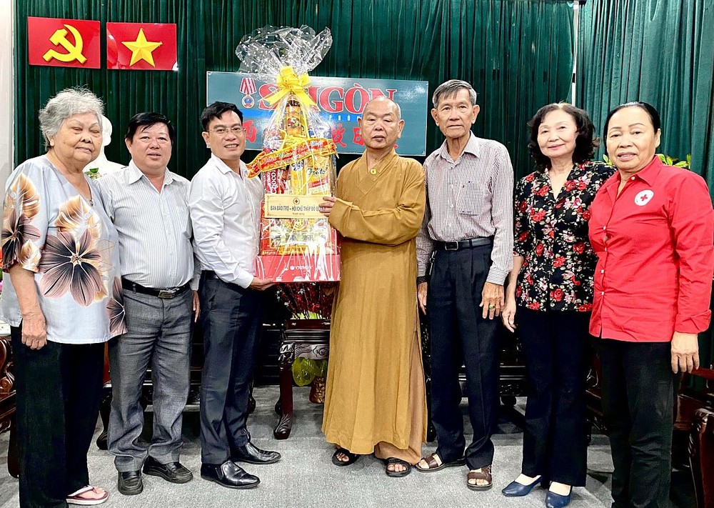 第八郡两单位向本报贺年