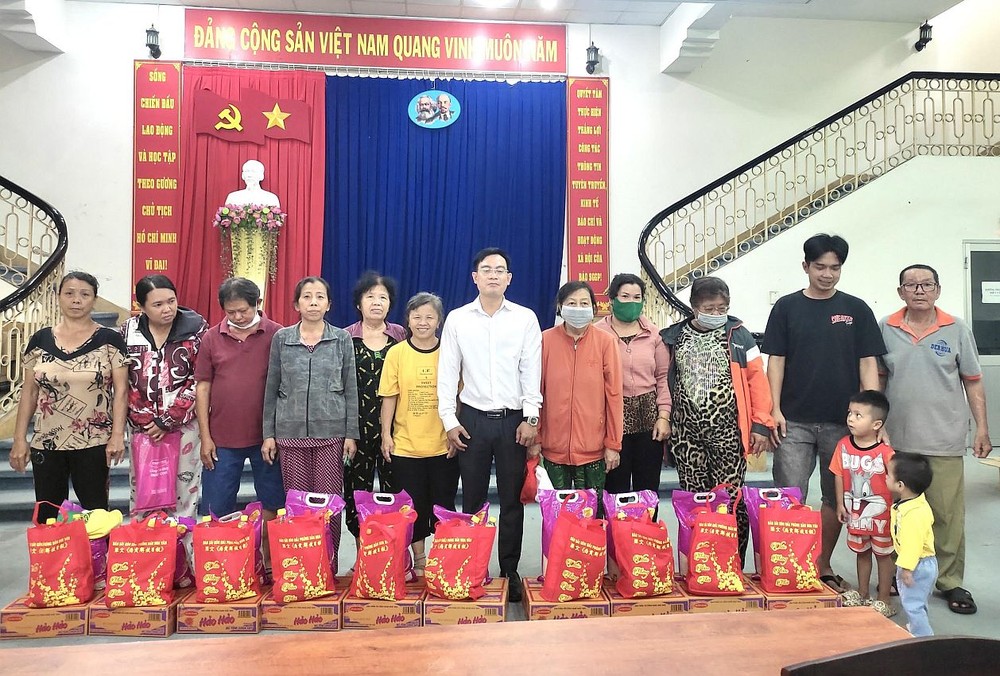 本报与登越公司助穷人过好新年