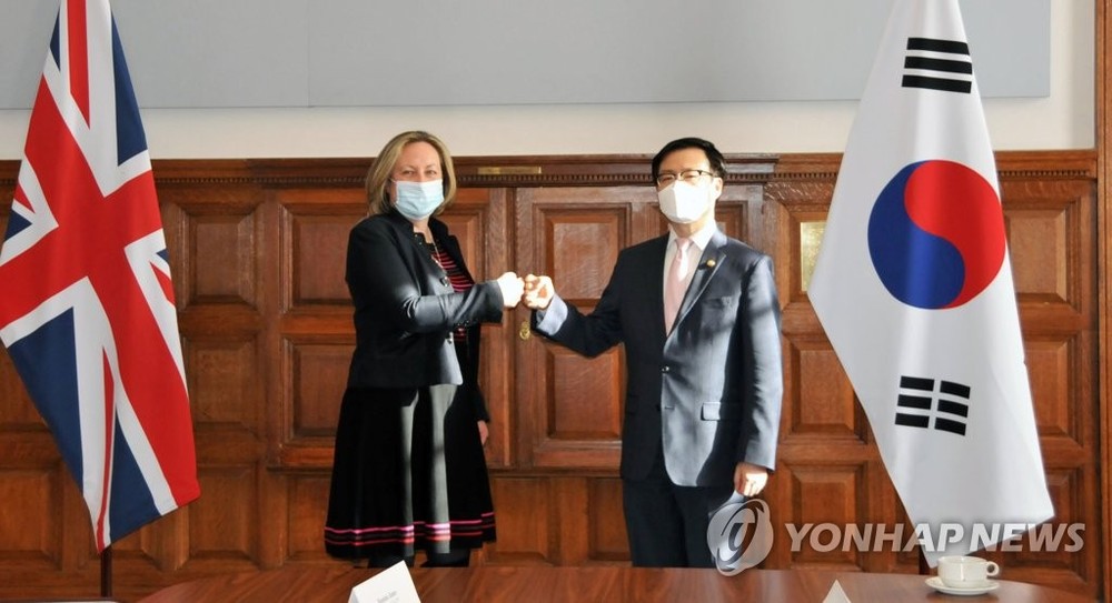 资料图片：2022年举行的韩英自贸协定贸易委员会会议现场照。（图：韩联社）