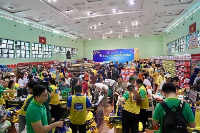 民众在零元超市选购物品。（图：明春）