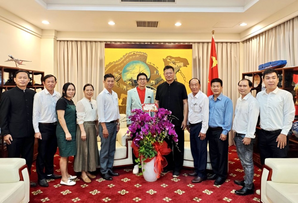 同奈省华校代表团向中总领事赠送鲜花贺年。