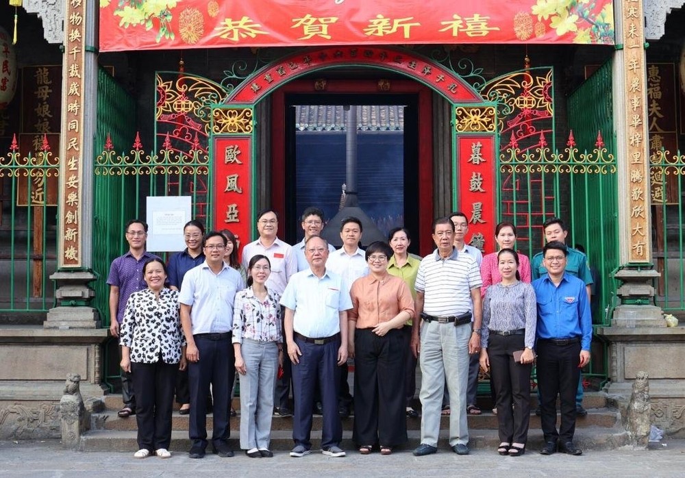 郡人委会主席张明娇与与同行人员与穗城会馆理事会代表合照留念。