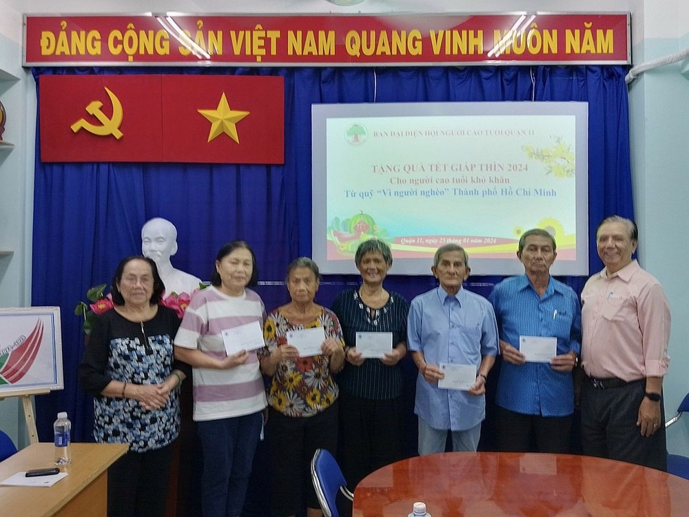 第十一郡高龄人会主席朱杞文(右一）向老人赠送礼物。