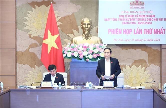 国会常务副主席陈清敏（站）主持会议。（图：越通社）