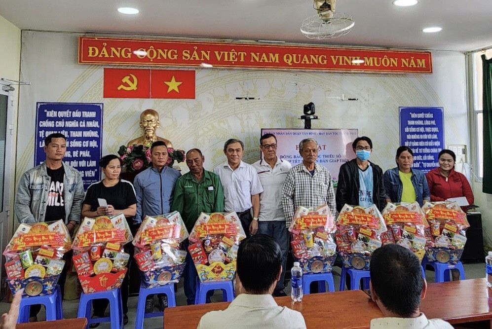 市民族处主任黄文鸿玉和穗城会馆理事会委员徐国樑向少数民族同胞赠送礼物。