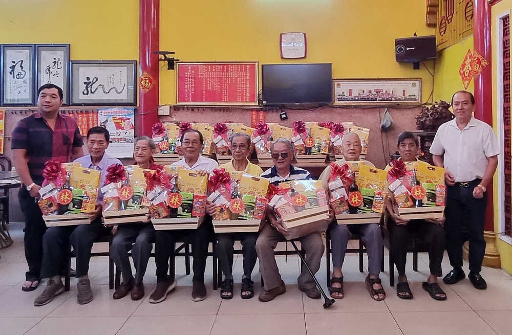林氏宗祠各理事向70高龄宗亲祝贺。