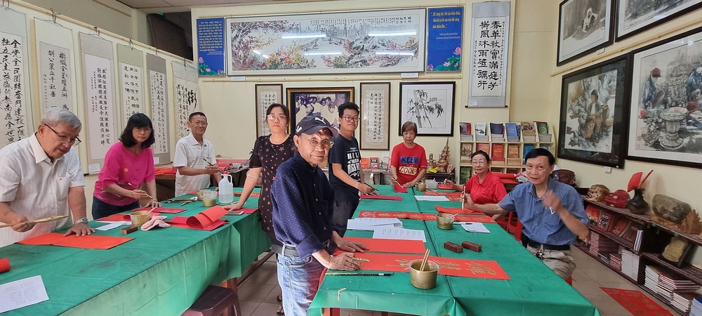 书法家为慈善挥春活动作准备