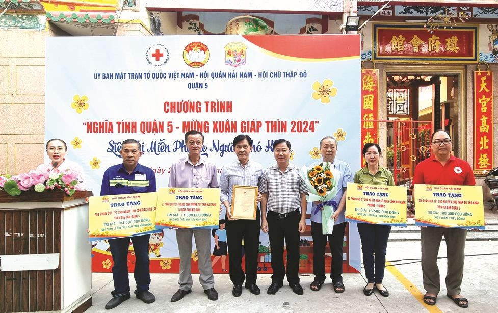 第五郡越南祖国阵线委员会送花和感谢状给海南会馆以及颁发礼物给各代领单位。