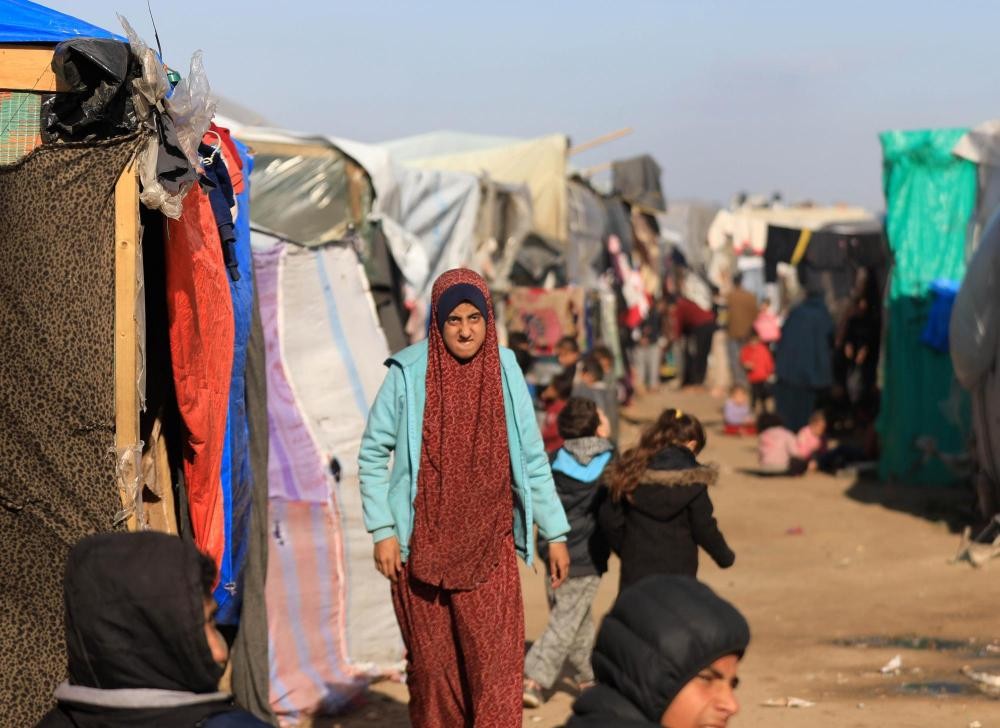 在加沙地带南部城市拉法一处临时营地拍摄的巴勒斯坦人。（图：新华社）