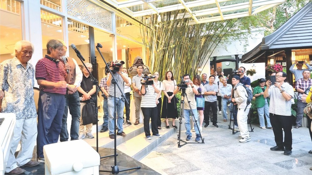 外国游客参观奇龙美术馆及学习水墨画。