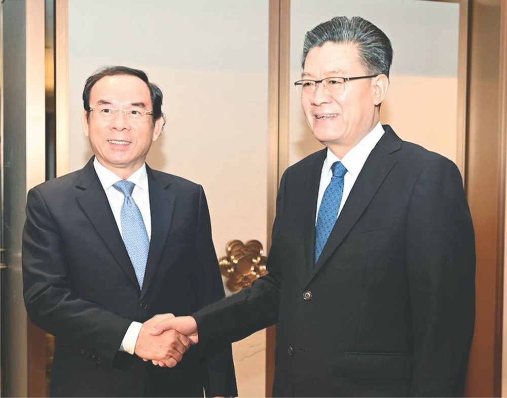 中国广州市委书记郭永航欢迎市委书记阮文年。