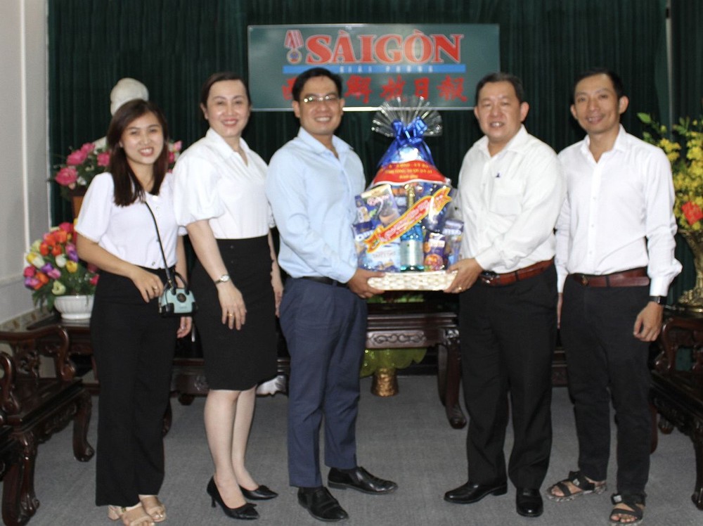 本报编委文忠孝接受第十一郡第十四坊赠送的贺年礼物。