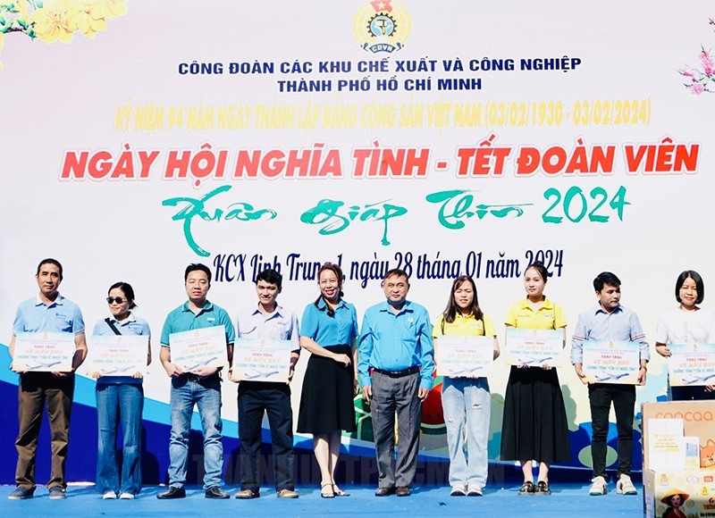 市出口加工区与工业区工会领导向典范工人赠送返乡过年机票。（图：市党部新闻网）