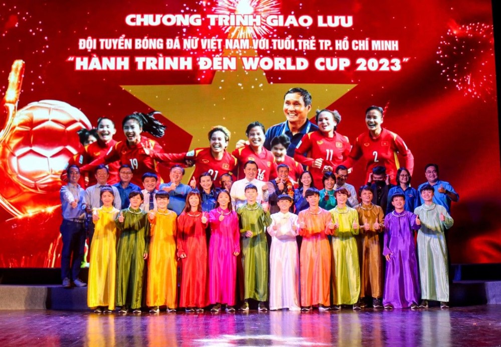 女足队与球迷交流。