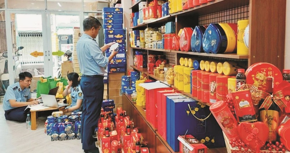 本市市场管理力量检查来源不明的春节饼糖。