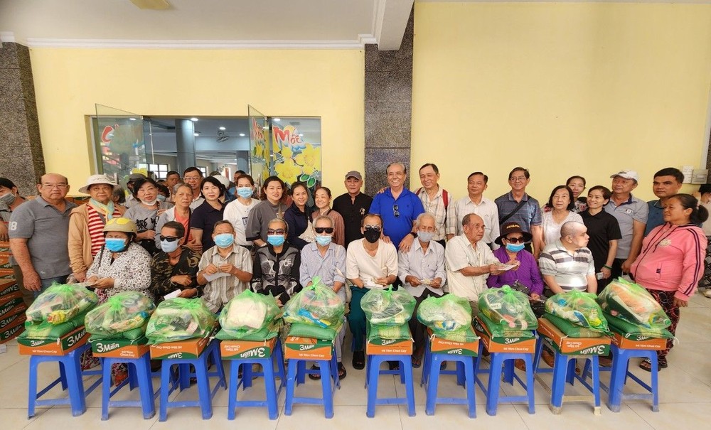 该慈善团向前江省美萩市县盲人会会员发放礼物。