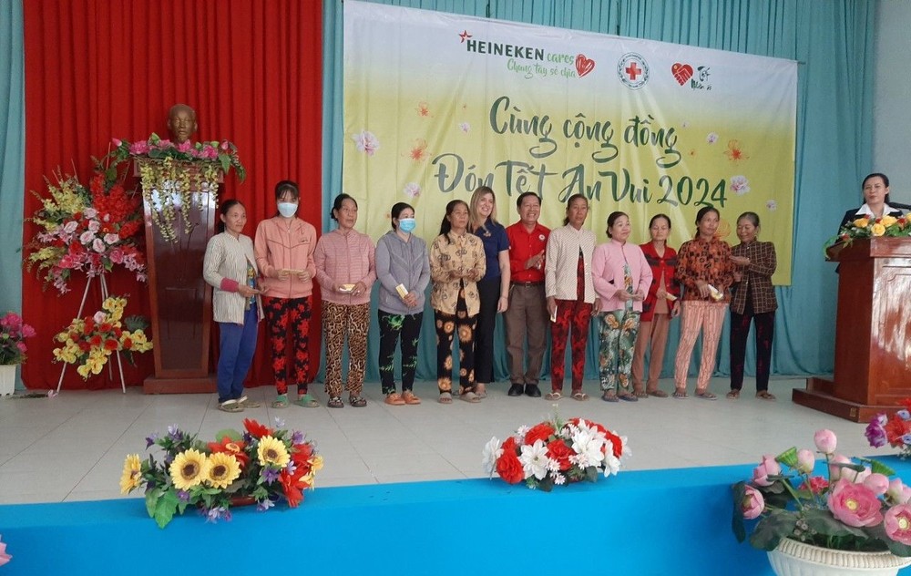 隆安省红十字会向当地贫困户赠送“仁爱之春”市集购物券。（图：德启）