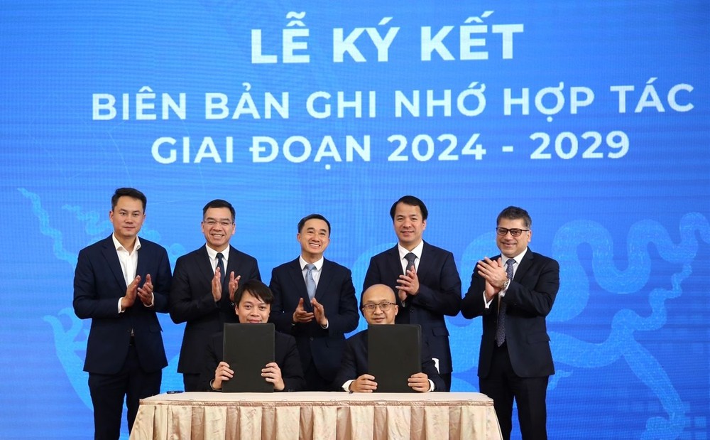 越南阿斯特捷利康和越南年轻医师协会签署合作《备忘录》。（图：文华）