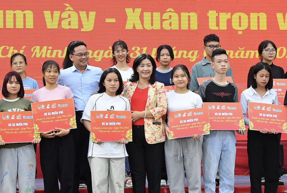 春节班车送数千人回乡过年