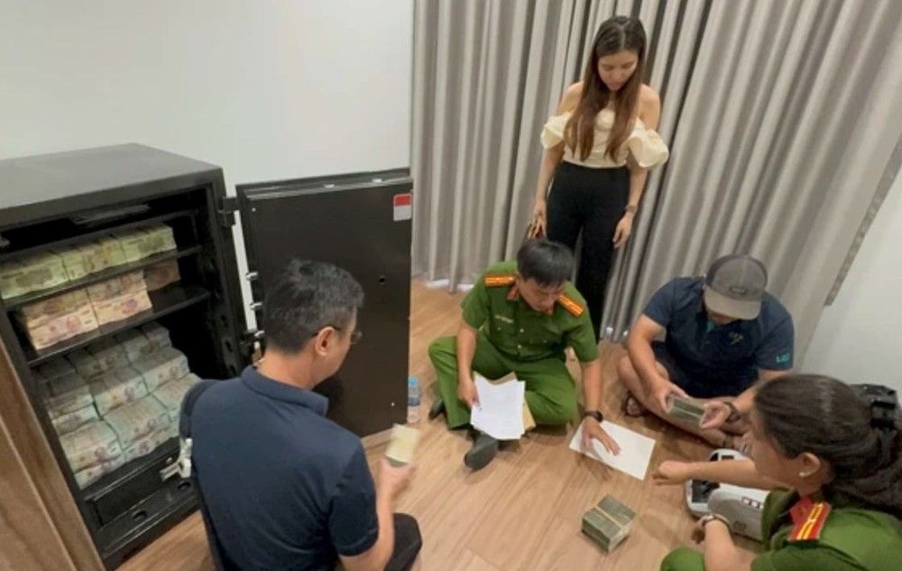 市公安检查保险箱，发现卖淫集团非法取得的数百亿元。