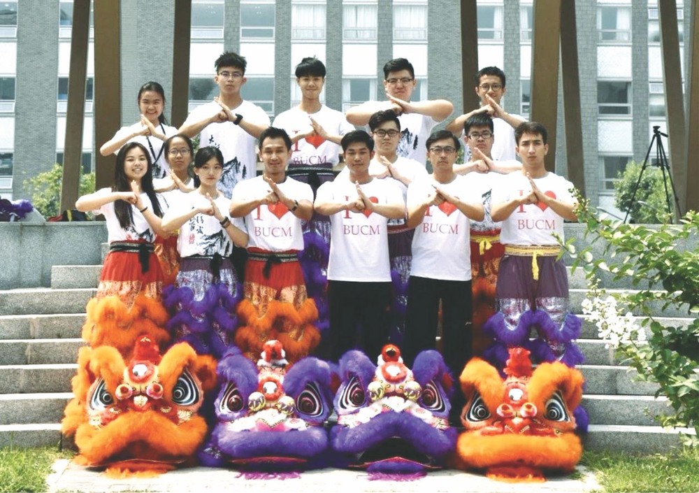 黄嘉良（前排右三）与胜义龙狮队成员留影。