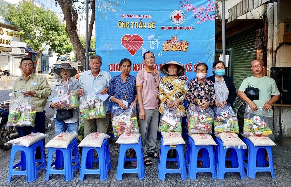 陈弟先生向穷人发送礼物。