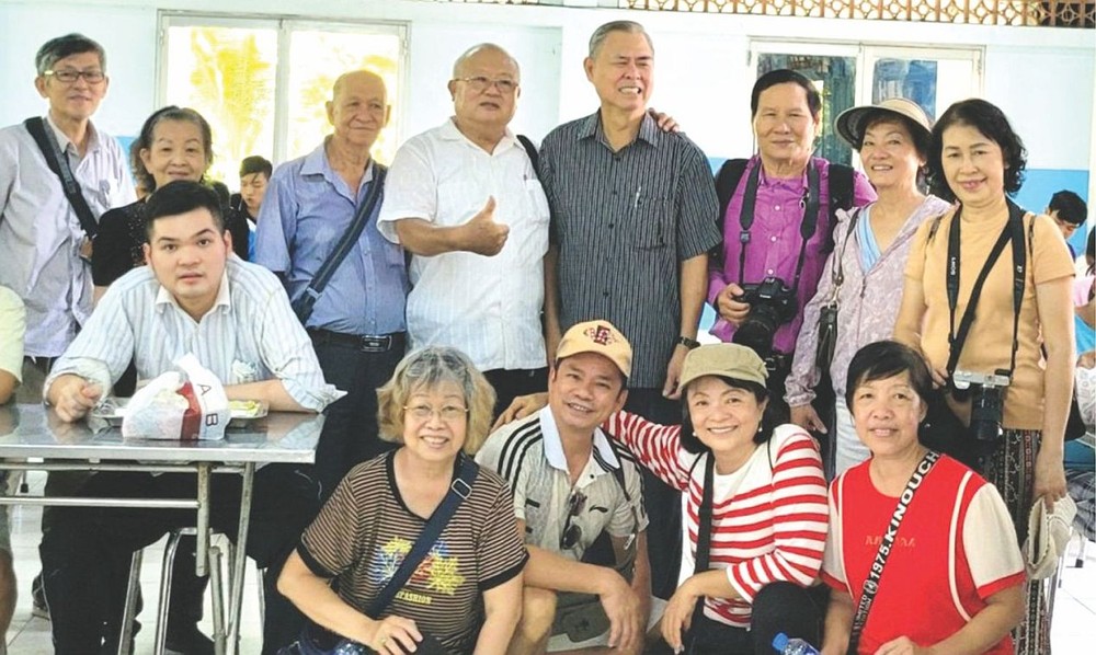 许励程(后排右五)与摄影会员参加慈善活动。