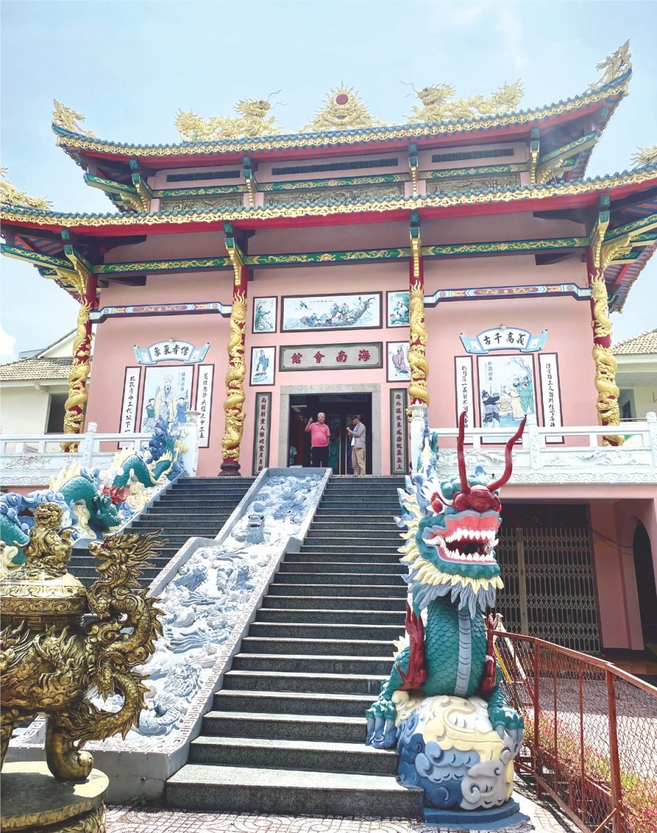 巍峨的富国华人相济会与海南会馆-关圣帝庙融为一体。