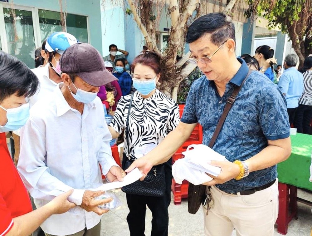 邓柏荣和区美莉夫妇向穷人发送礼物。