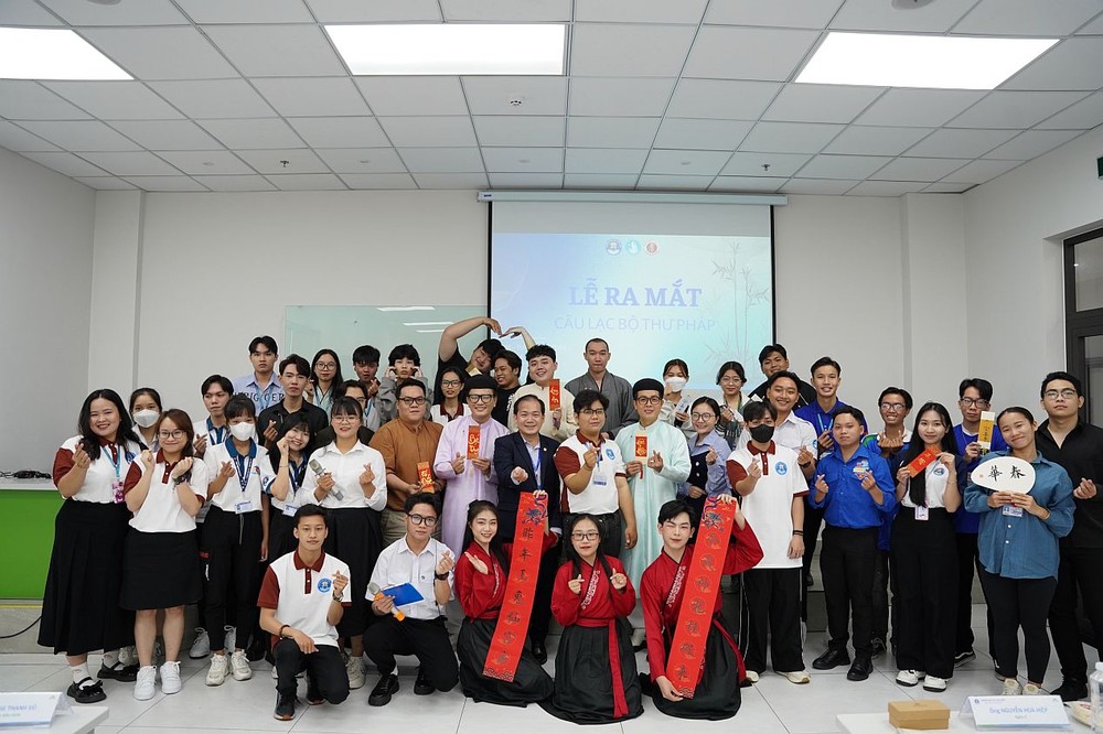 文献大学外语系副主任赖开荣与书法俱乐部大学生合照留念。