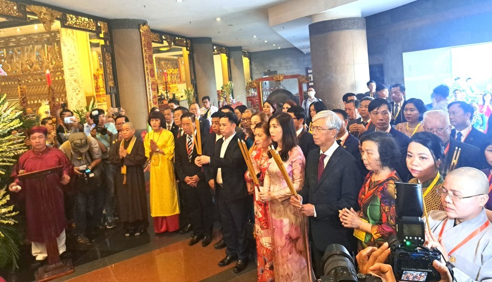 侨胞上香缅怀历代雄王始祖