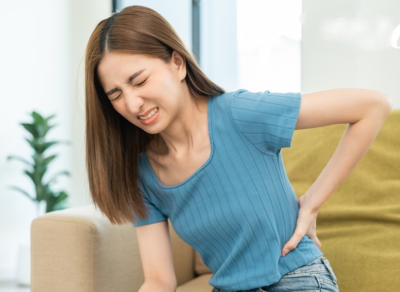 女子狂打喷嚏竟闪到腰？