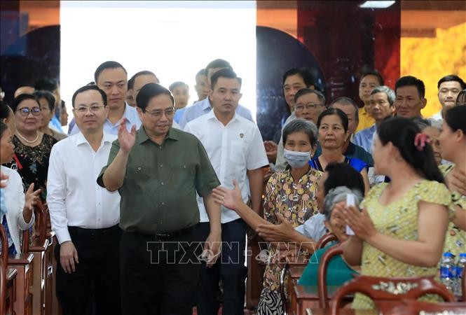 政府总理范明政向芹苴市赠送春节礼物