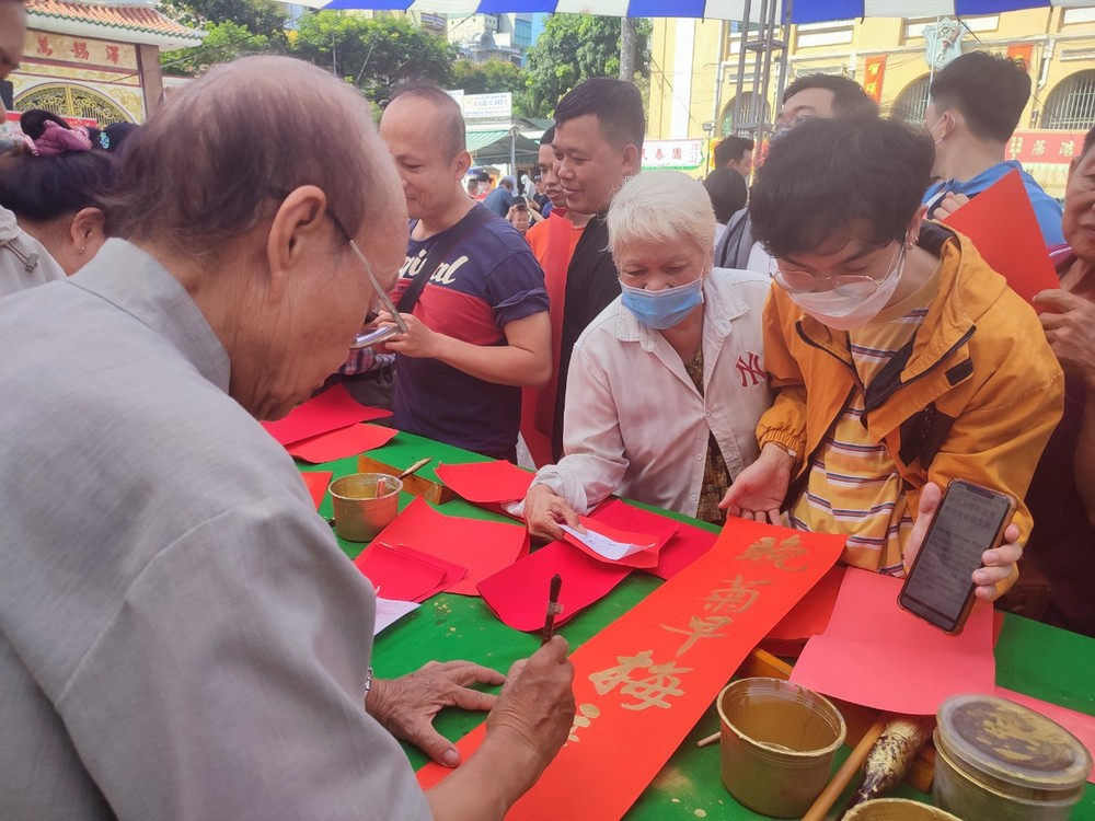 资深书法家张路挥毫泼墨。