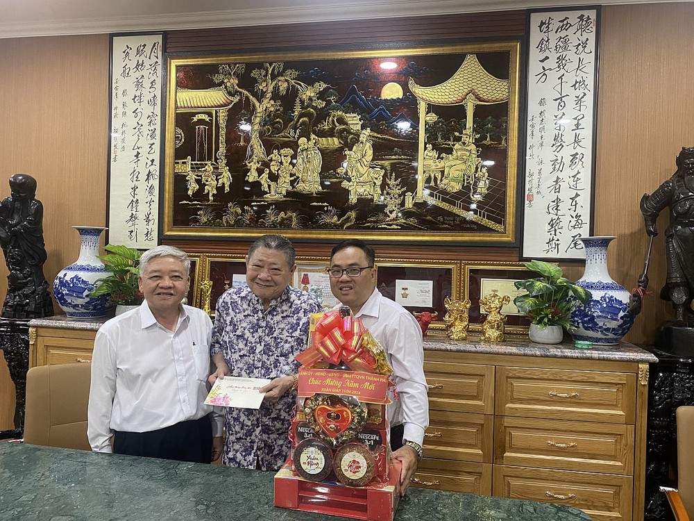 市民族处领导向越香集团董事长杭慰瑶拜年。