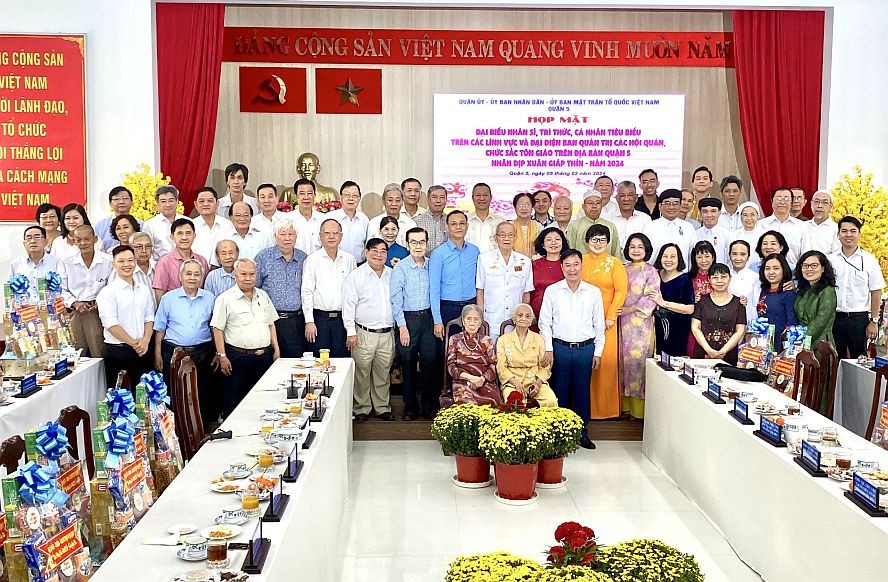 第五郡领导与各代表在聚会上合照。