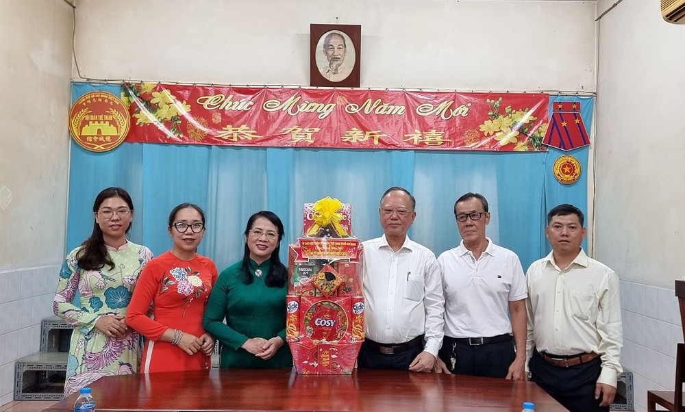 市越南祖国阵线委员会向穗城会馆拜年。