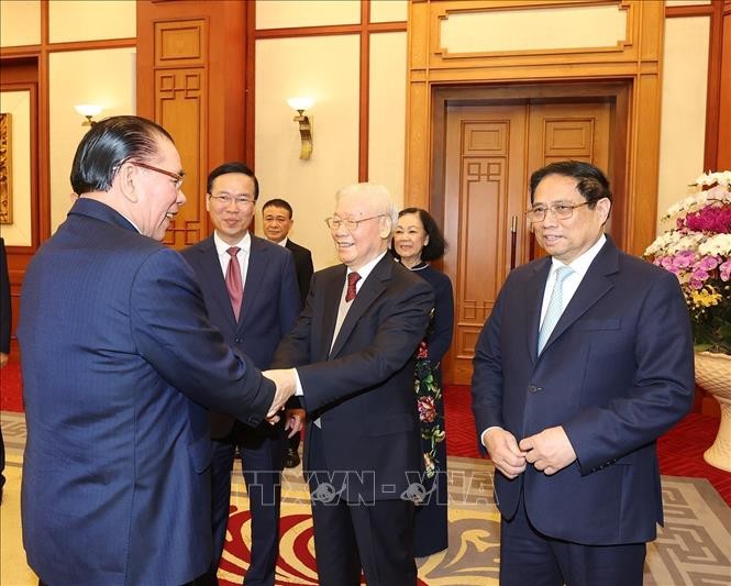 阮富仲总书记与党政领导、原领导会晤。（图：越通社）