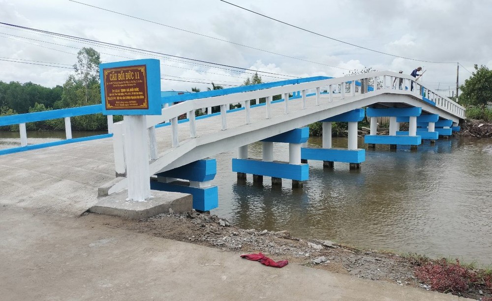 培德精舍赞助金瓯省偏远区建设培德11号农村新桥，宽3.5米，长35米，负重5吨，位于该省富新县阮越概乡小双B邑。