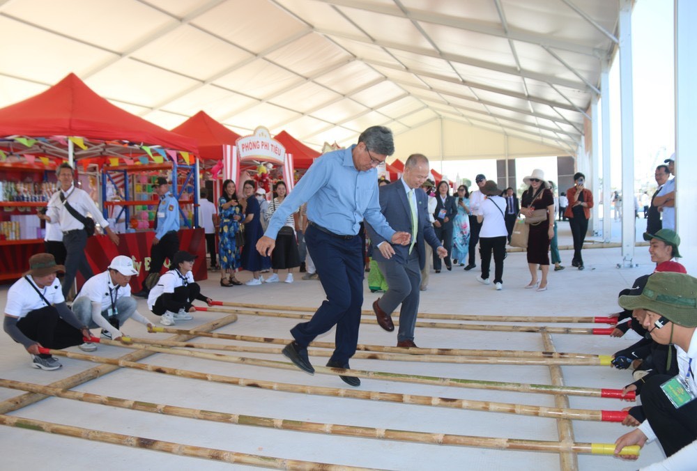 平顺省领导参加民间游戏。