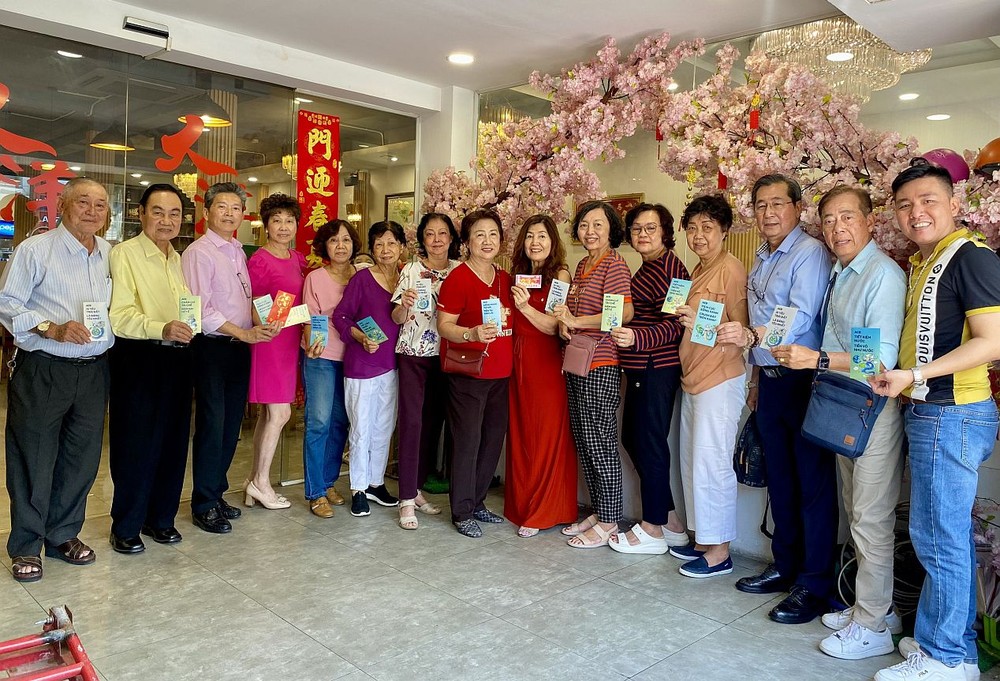 福中校友会执委欢聚时合照。