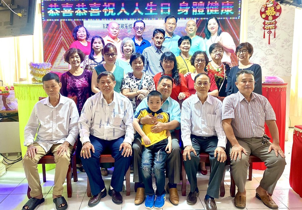 顾问会成员与全体团员在团拜会上合影。