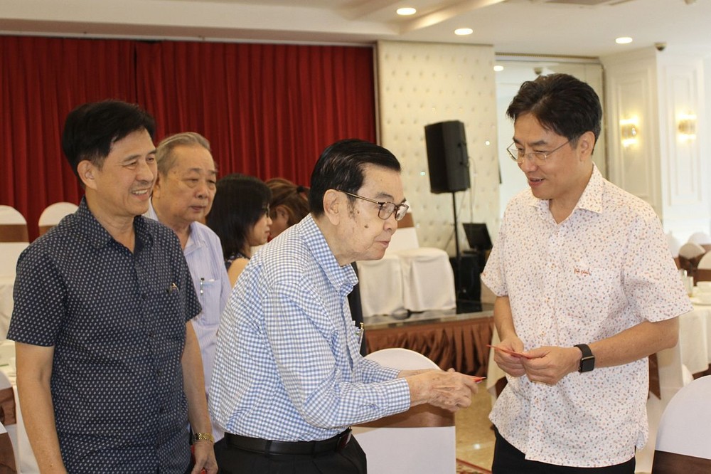 海南会馆理事会向顾问派发幸运利是。