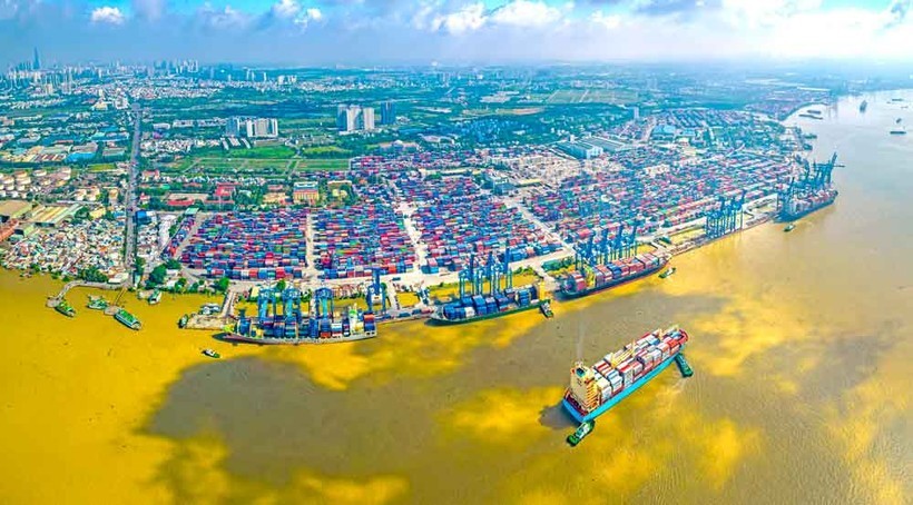 进出口活动在本市经济结构中占有重要地位。 图为桔莱港一隅。