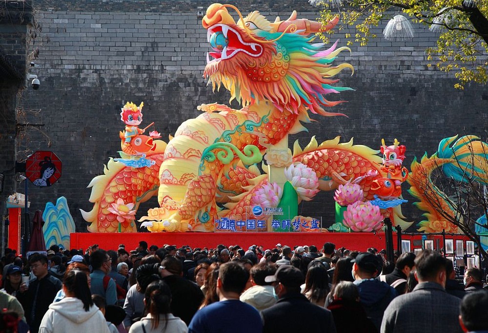 2024年2月14日，江苏省南京市，大年初五，人们在南京老门东景区参观游览。（图：视觉中国） 