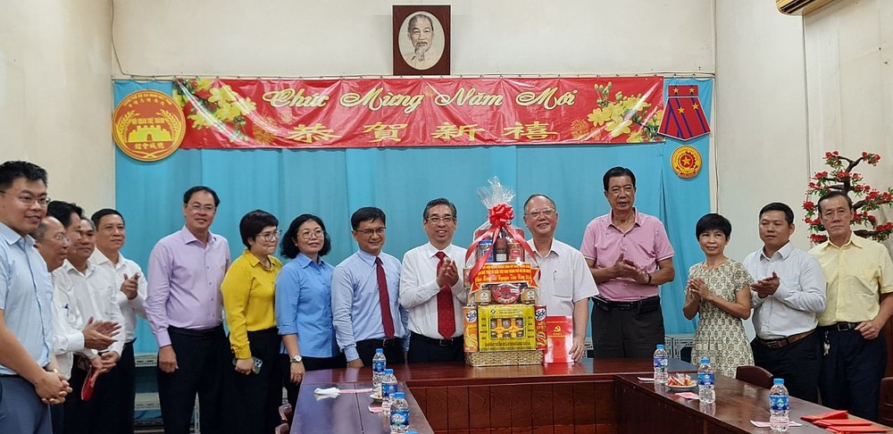 市领导赠送礼物祝贺穗城会馆。