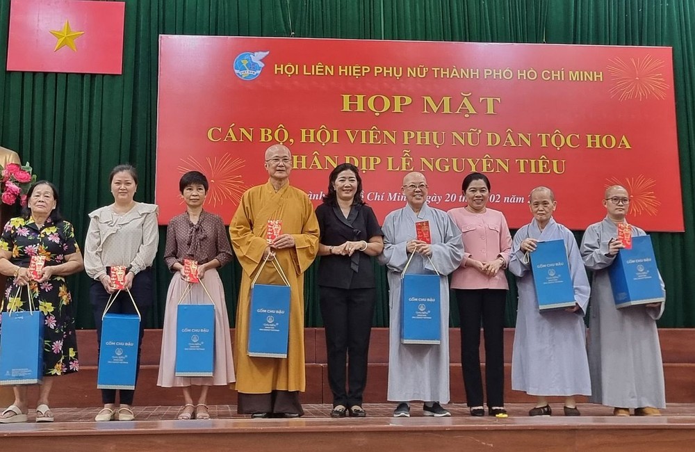 华人妇女积极参加社会活动